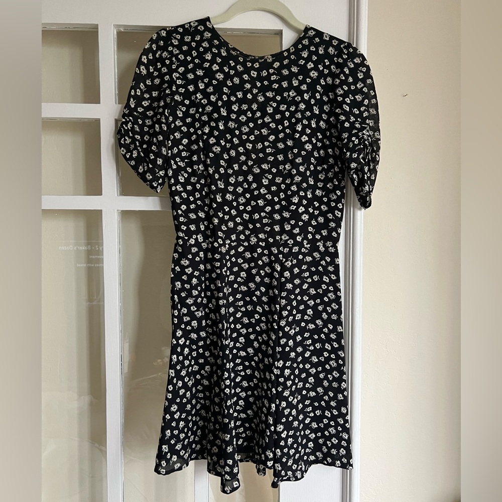 Reformation floral black and white short sleeve mini dress perfect for fall